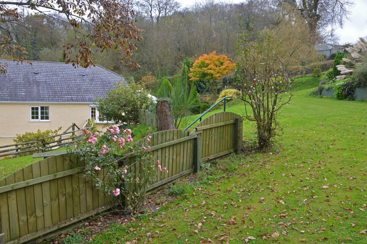 Bryn Hebog Bed and Breakfast Carmarthen Exteriör bild